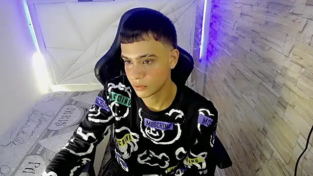 zacariasss  online show from December 2, 2024, 8:44 pm