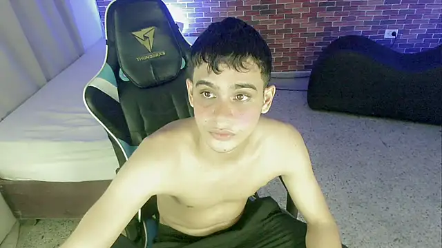 zacariasss  online show from September 28, 2025, 3:23 am