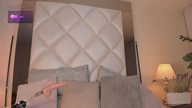 Snapshot of KimRoussee chatting on September 18, 2025, 4:25 am KimRoussee online show from September 18, 2025, 4:25 am