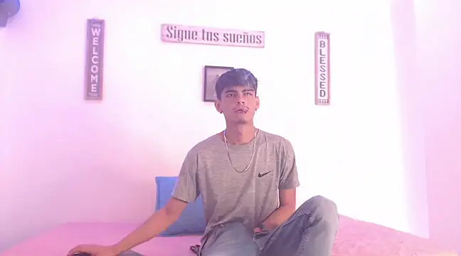 Snapshot of harrytomson_1 chatting on December 15, 2024, 2:27 pm harrytomson 1 online show from December 15, 2024, 2:27 pm