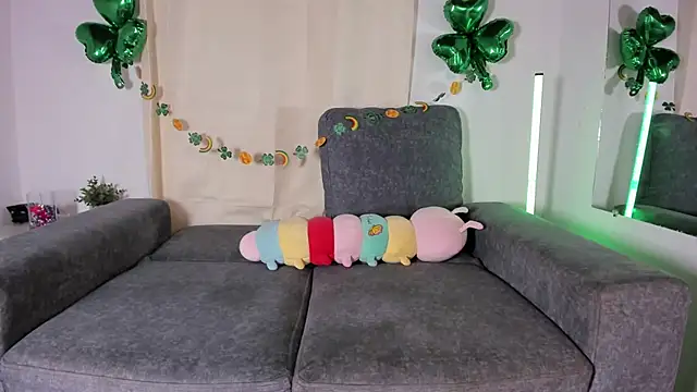 zoe roux21 online show from March 18, 2025, 7:42 pm