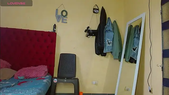 cristinamontiel online show from March 11, 2025, 2:29 pm