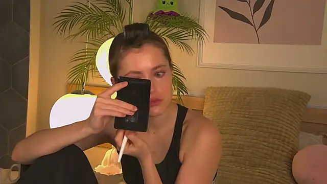 Snapshot of AshleyDouglas chatting on February 7, 2025, 4:06 am AshleyDouglas online show from February 7, 2025, 4:06 am