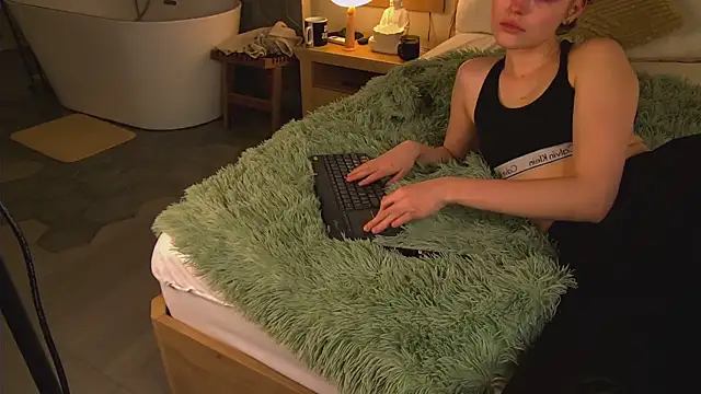 Snapshot of AshleyDouglas chatting on February 25, 2025, 5:41 am AshleyDouglas online show from February 25, 2025, 5:41 am