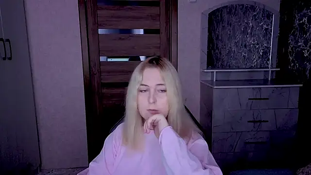 Kristy-Max online show from April 21, 2026, 7:28 pm