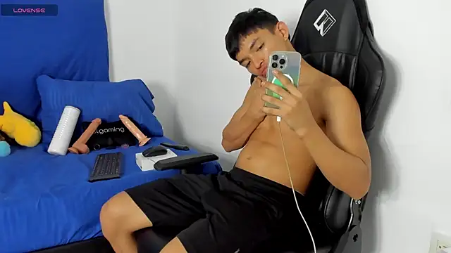 Snapshot of Tonny_twink_ chatting on June 2, 2026, 1:51 am Tonny twink online show from June 2, 2026, 1:51 am