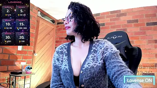 paulinabarnett- online show from December 15, 2025, 5:01 am