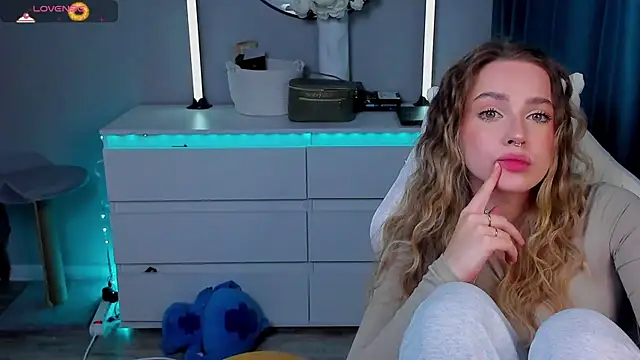 YaraKroft  online show from February 7, 2026, 8:01 pm