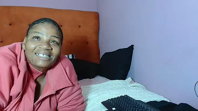 Snapshot of tinagiant chatting on June 3, 2026, 5:29 pm tinagiant online show from June 3, 2026, 5:29 pm