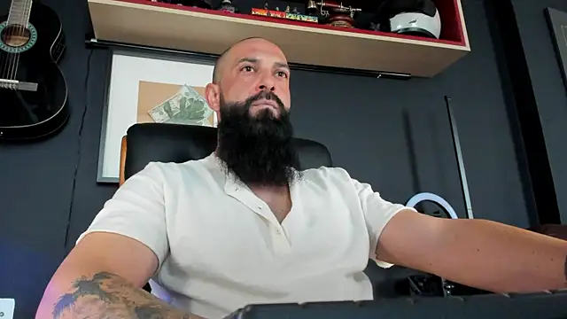 Snapshot of axxelrich_ chatting on February 5, 2025, 8:32 am axxelrich  online show from February 5, 2025, 8:32 am