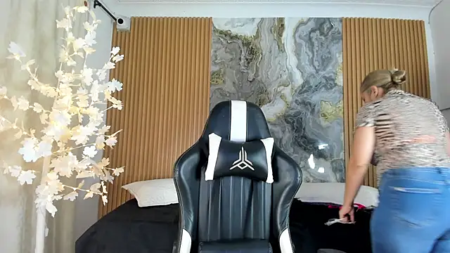 Danna topless online show from May 16, 2026, 12:04 pm