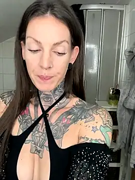 Snapshot of BrownieyQueen chatting on November 5, 2025, 5:13 pm BrownieyQueen online show from November 5, 2025, 5:13 pm