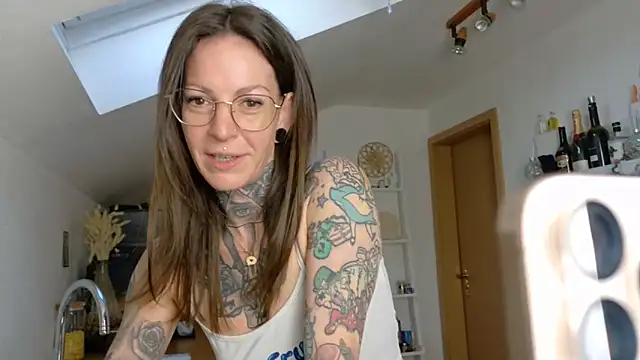 BrownieyQueen online show from April 3, 2026, 4:54 am