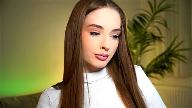 petitegonwiild online show from October 28, 2025, 9:28 pm