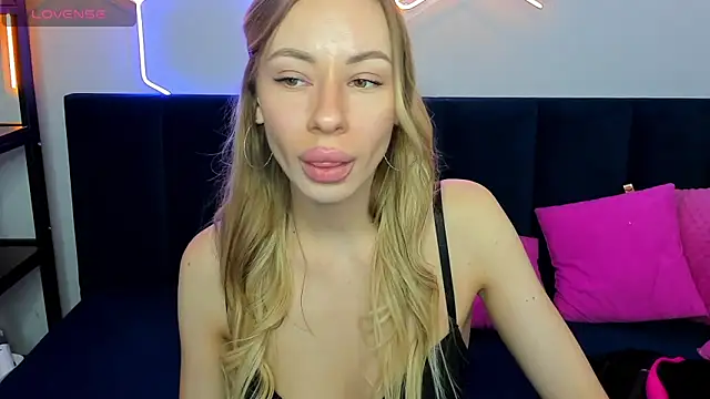 Snapshot of Diana_Garrett chatting on October 12, 2025, 1:37 am Diana Garrett online show from October 12, 2025, 1:37 am