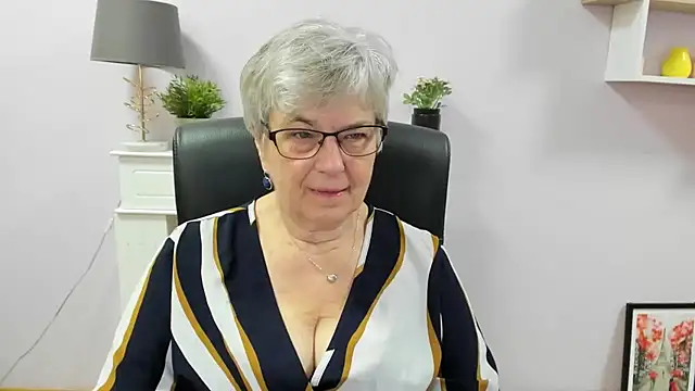 Snapshot of IrisDream chatting on July 10, 2026, 5:56 am IrisDream online show from July 10, 2026, 5:56 am
