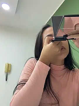 iiris  online show from December 17, 2025, 4:02 pm