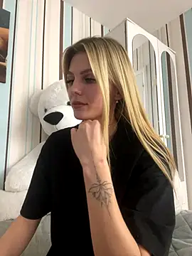 Snapshot of Liya_my chatting on December 15, 2025, 11:42 pm Liya my online show from December 15, 2025, 11:42 pm