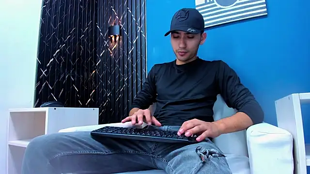 Snapshot of Liam_crox chatting on February 7, 2025, 8:20 pm Liam crox online show from February 7, 2025, 8:20 pm