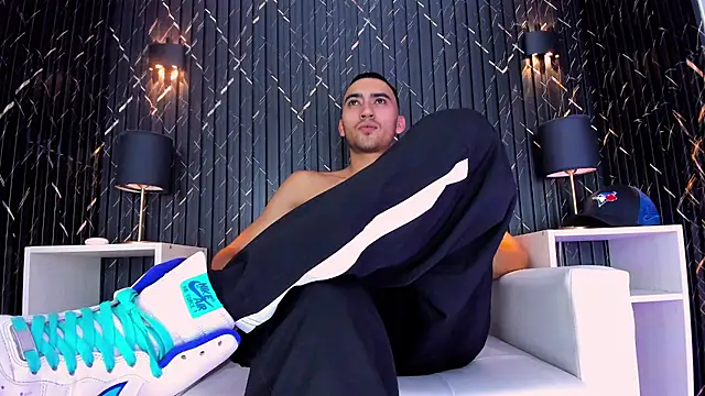 Snapshot of Liam_crox chatting on February 21, 2025, 3:43 pm Liam crox online show from February 21, 2025, 3:43 pm