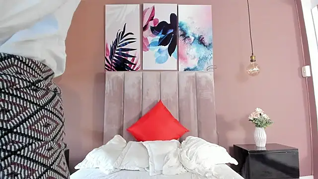 BellaClaiir online show from February 22, 2025, 5:02 pm