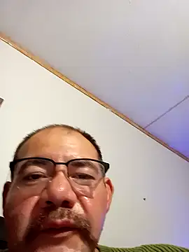 Snapshot of CluelessIcing2 chatting on November 12, 2025, 6:25 am CluelessIcing2 online show from November 12, 2025, 6:25 am