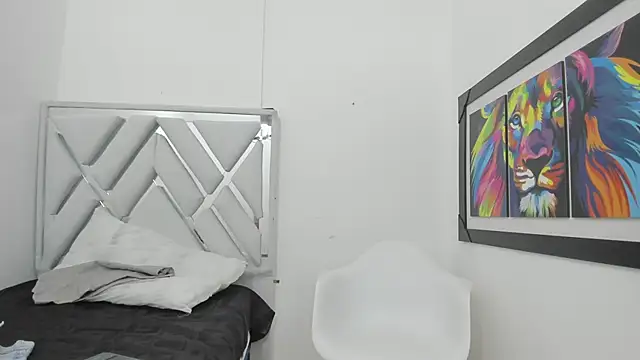 leslyylove online show from February 12, 2025, 3:18 am