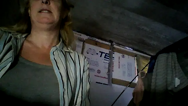 Emilylyn2501 online show from December 22, 2024, 8:36 pm