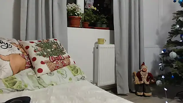 SweetMaddy888 online show from December 8, 2024, 5:11 pm