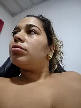 LaurenWelly  online show from March 1, 2026, 12:01 am