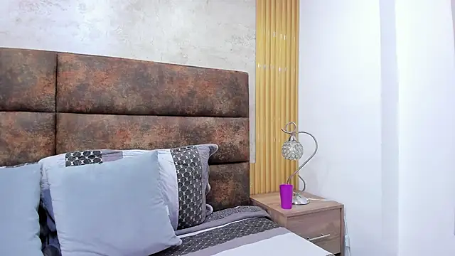 AuroraBon online show from December 17, 2025, 5:02 am