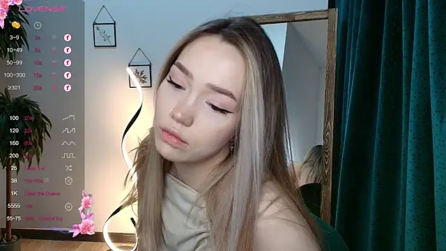 Snapshot of Evia_r0se chatting on December 5, 2024, 5:26 am Evia r0se online show from December 5, 2024, 5:26 am