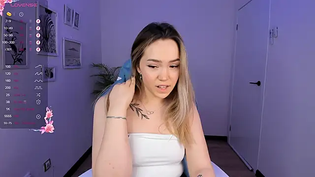 Snapshot of Evia_r0se chatting on December 10, 2024, 10:49 am Evia r0se online show from December 10, 2024, 10:49 am