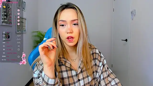 Snapshot of Evia_r0se chatting on December 20, 2024, 2:19 am Evia r0se online show from December 20, 2024, 2:19 am