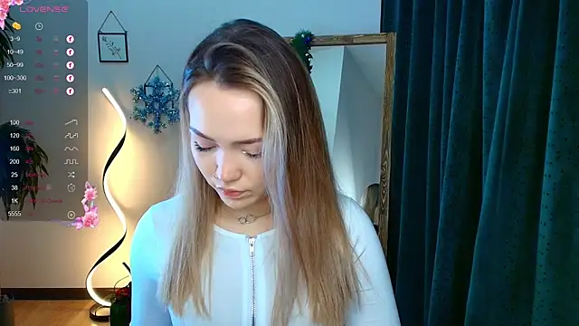 Snapshot of Evia_r0se chatting on December 21, 2024, 8:28 am Evia r0se online show from December 21, 2024, 8:28 am