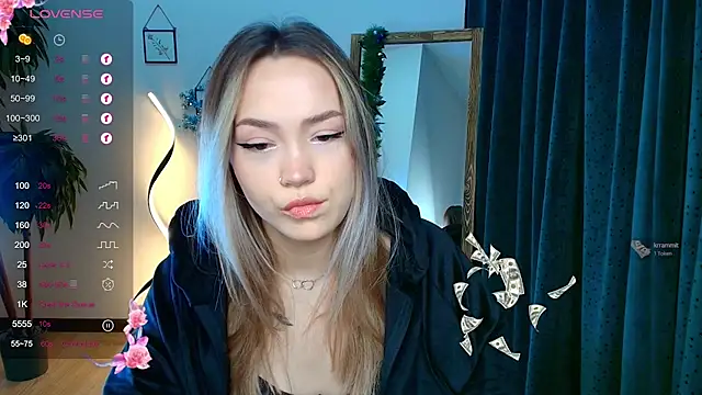 Snapshot of Evia_r0se chatting on December 22, 2024, 8:38 am Evia r0se online show from December 22, 2024, 8:38 am