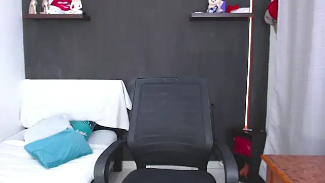 SusanLeroy online show from April 15, 2026, 8:43 am