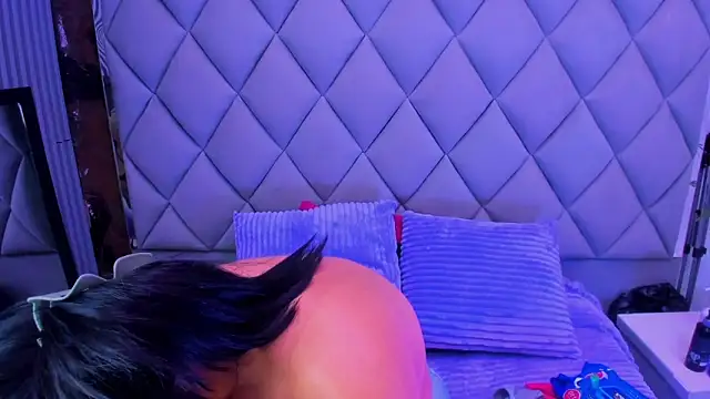 venusowen  online show from October 18, 2025, 1:23 pm