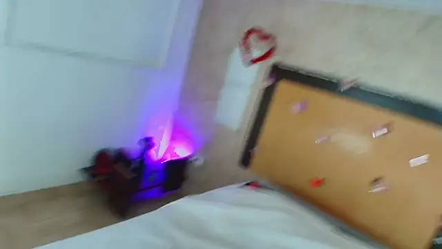 mialopez52 online show from April 13, 2026, 6:02 pm