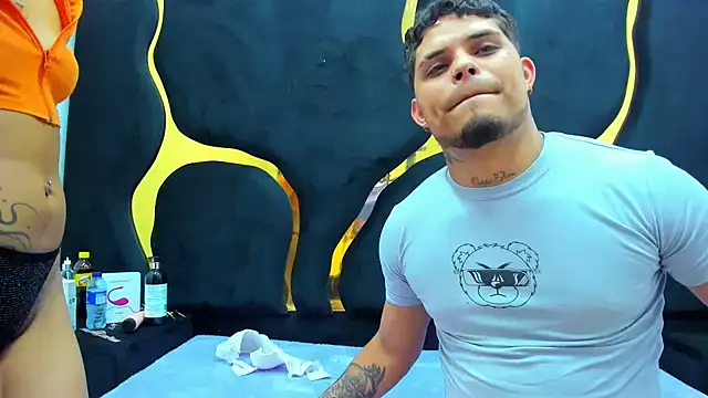 Snapshot of MelissaAndZeuss chatting on February 25, 2025, 4:03 am MelissaAndZeuss online show from February 25, 2025, 4:03 am