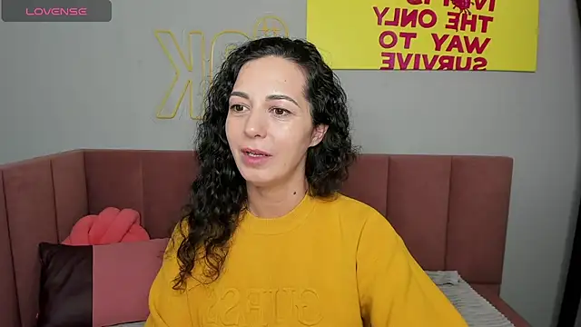 Snapshot of Linda_Insatiable chatting on March 6, 2025, 1:37 am Linda Insatiable online show from March 6, 2025, 1:37 am