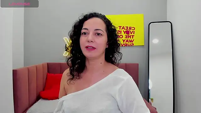 Snapshot of Linda_Insatiable chatting on November 18, 2025, 1:33 am Linda Insatiable online show from November 18, 2025, 1:33 am