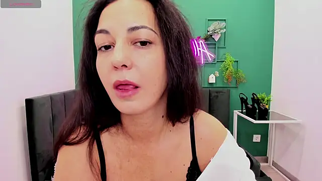 Snapshot of Linda_Insatiable chatting on November 28, 2025, 1:41 am Linda Insatiable online show from November 28, 2025, 1:41 am