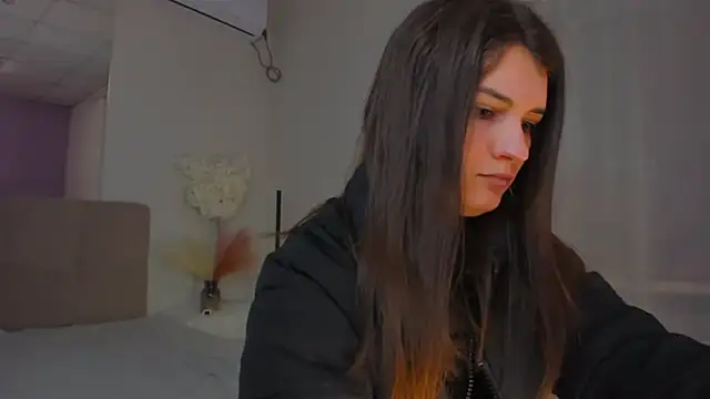 Laura Leee online show from March 19, 2025, 6:24 am