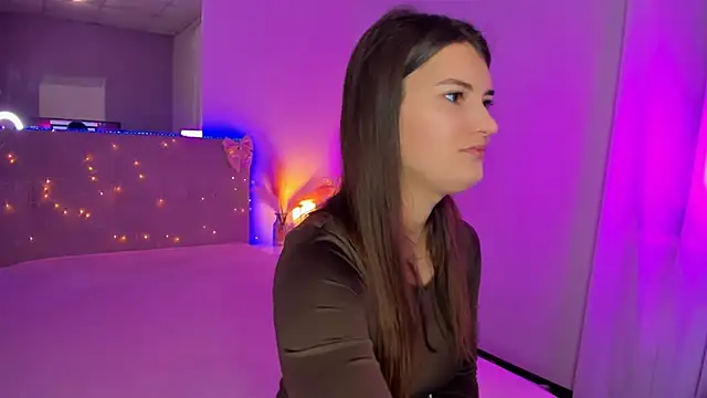 Laura Leee online show from April 3, 2026, 4:43 am