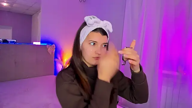 Laura Leee online show from April 9, 2026, 6:19 am