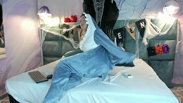 MelaniieRoux online show from October 28, 2025, 7:38 pm