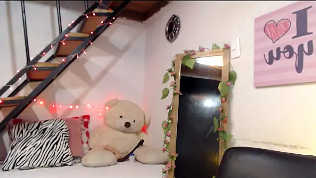 Snapshot of luna_sky83 chatting on January 8, 2025, 5:37 am luna sky83 online show from January 8, 2025, 5:37 am