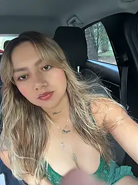amanda-medrano1 online show from May 14, 2026, 1:40 pm