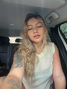 amanda-medrano1 online show from May 19, 2026, 2:01 pm